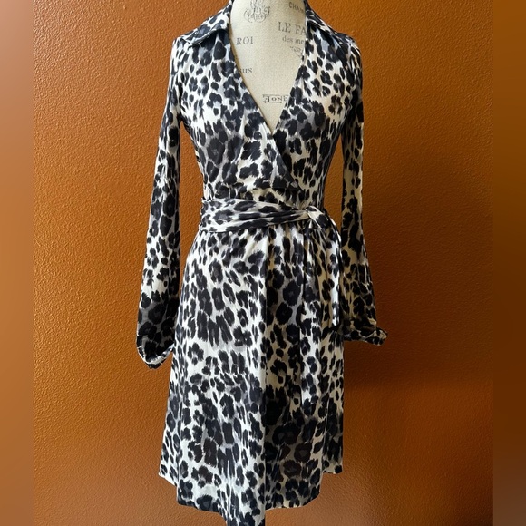 Diane Von Furstenberg “Jeanne” Silk Jersey Wrap
Dress Animal Print Size XS NWOT! - Picture 4 of 11